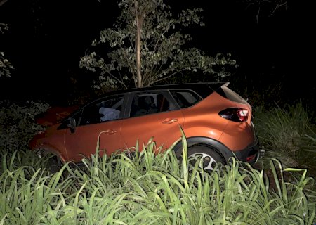 IVINHEMA: Carro bate em anta e sai da pista em trecho da MS-141