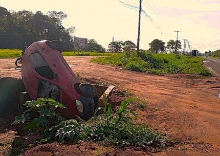 NOVA ANDRADINA: Celta cai em canaleta na MS-134, próximo ao Jardim Tropical