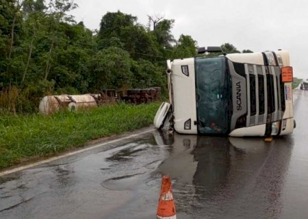Carreta carregada de etanol tomba e motorista sai ileso na MS-276