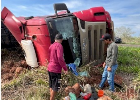 Caminhão tomba na MS-450 e casal fica ferido em Aquidauana
