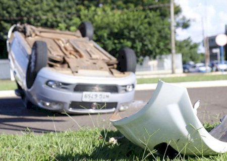 Motorista foge de abordagem da PRF, capota carro e é preso em Ribas do Rio Pardo