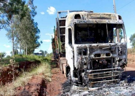 Caminh&atilde;o carregado com eucalipto pega fogo em estrada vicinal de Campo Grande