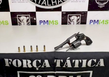 Policial de folga vê homem atirando no Jardim Tropical e suspeito acaba preso com revólver