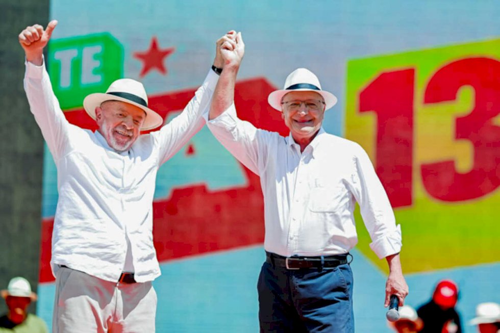 Lula vence Flávio Bolsonaro e é reeleito presidente do Brasil