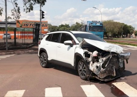 A caminho de cirurgia, médico se envolve em acidente e carros têm frentes destruídas em MS