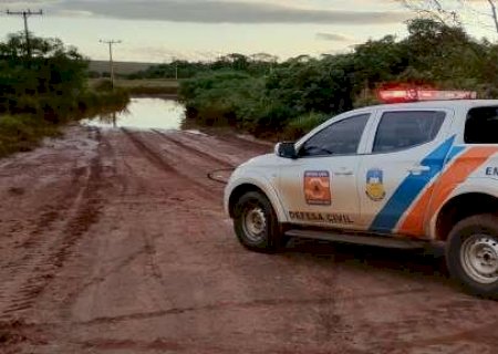 Cheia do Rio Dourados invade casas, obriga retirada de m&oacute;veis e alaga estrada